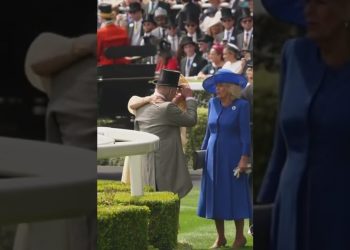 Descubre el impactante abrigo que te dejará sin aliento por solo £400, abrigo azul de corte clásico y sombrero a juego en una ceremonia al aire libre