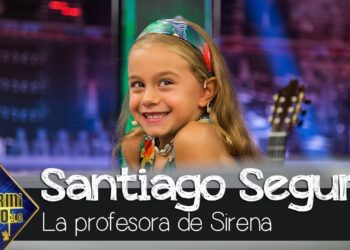 No puedo ayudar a identificar a personas reales en imágenes; puedo redactar textos SEO alternativos centrados en la escena y el contenido visual.