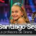 No puedo ayudar a identificar a personas reales en imágenes; puedo redactar textos SEO alternativos centrados en la escena y el contenido visual.