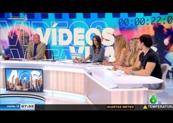 Panel televisivo en un estudio moderno con presentadores y colaboradores, Los hijos de Alfonso Arús: secretos y talentos de su familia mediática.