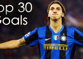 La familia del futbolista: secretos, tragedias y amor incondicional en una imagen de celebración de un jugador con camiseta azul y negra del club italiano