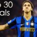 La familia del futbolista: secretos, tragedias y amor incondicional en una imagen de celebración de un jugador con camiseta azul y negra del club italiano